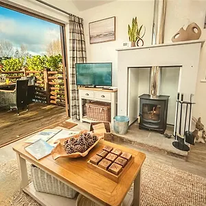 Chestnut With Hot Tub & Log Burner, Close To The Sea Lodge Kingston upon Hull